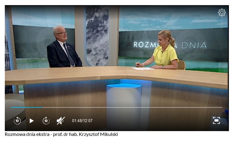 Prof. Krzysztof Mikulski i dziennikarska w studio telewizyjnym